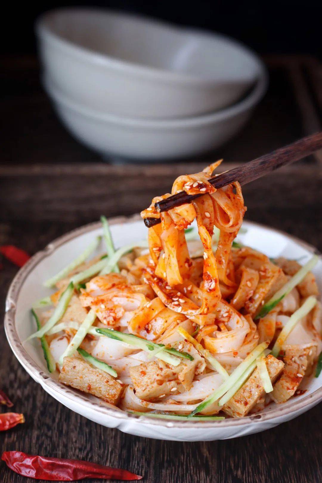 在家自制涼皮，簡(jiǎn)單又干凈，看著都流口水