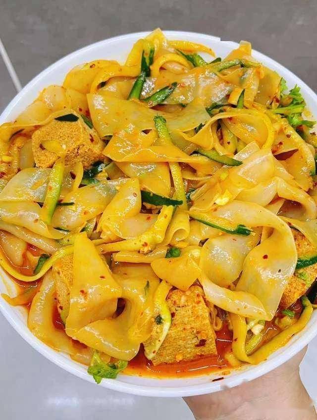 涼皮勁道有秘方，多加這一物，筋道爽滑不發硬，比小吃店的還好吃